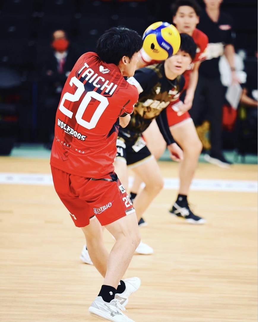 Taichi Kawaguchi (#20) playing libero for Wolfdogs Nagoya